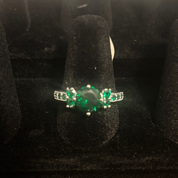 Jewelry - Elegant Green Gemstone Ring